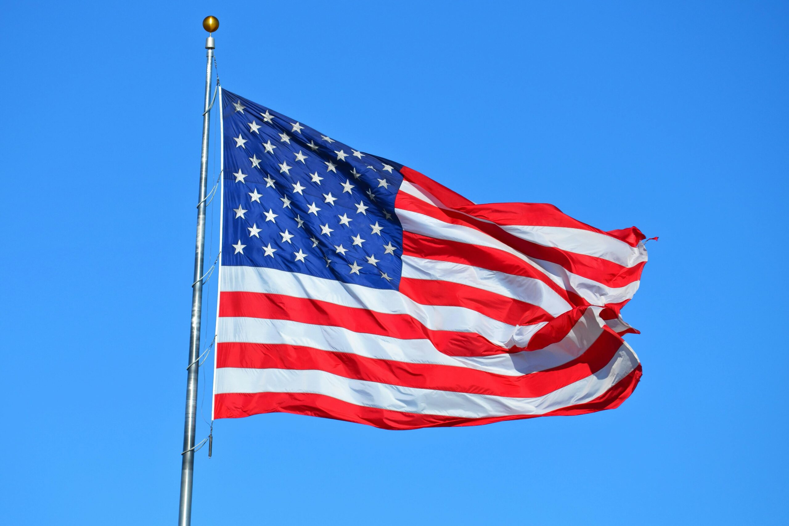bendera AS (Brett Syles/pexels.com) George Washington, founding father sekaligus presidem AS pertama (Bildagentur-online/Universal Images Group/Getty Image/via cnn.com)