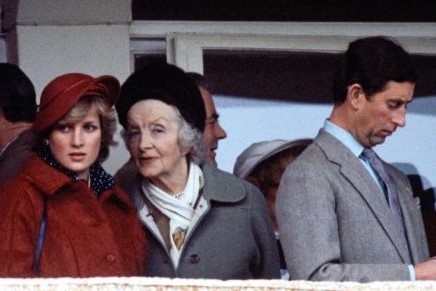 Putri Diana , Ruth Roche dan Pangeran Charles dalam Festival Perburuan Nasional di Cheltenham tahun 1982 (tatler.com) 16 Fakta Menarik tentang Putri Diana: Keluarga, Pernikahan dengan Raja Charles III, Tragedi Kecelakaan, dan Kontroversi
